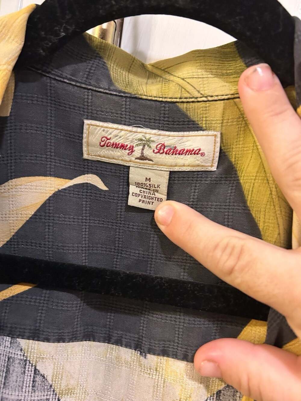 TOMMY BAHAMA Shirt Mens Medium Silk Black Leaf Print Button Down Hawaiian Casual